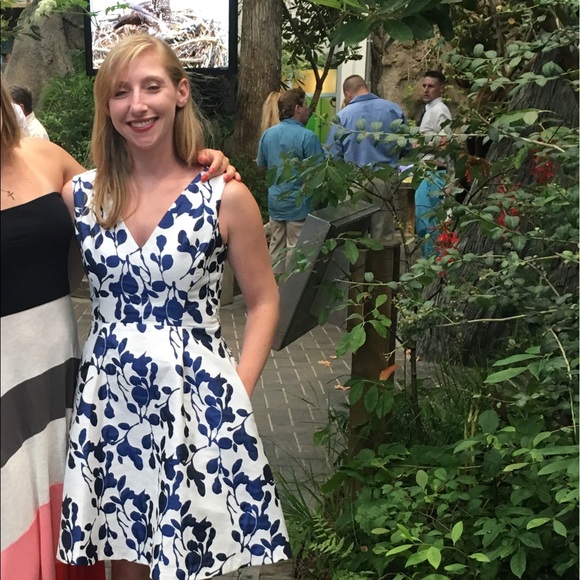 Betsey Johnson Fit & Flare Blue White V Neck Floral Mini Dress With Pockets - Picture 2 of 5